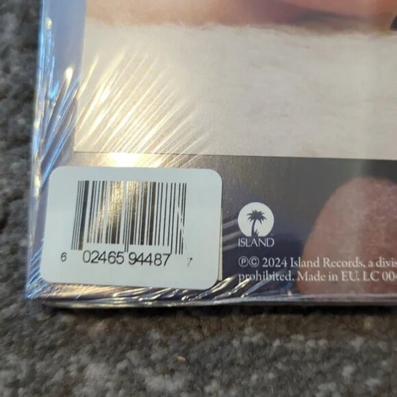 Sabrina Carpenter Short And Sweet Vinyl with Signed insert Brand New - Picture 3 of 14